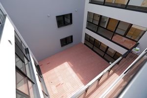光が差し込む中庭