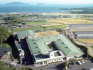 施設の外観と田園風景が見える外観  