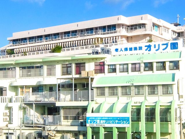 青空のもとに建物外観 外観 爽やかな青空の下に位置する建物です。明るい日差しが降り注ぐ環境で、心地よく働けます。