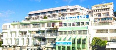 青空のもとに建物外観