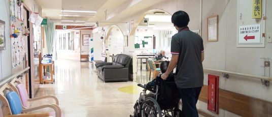 車椅子の移動をサポートする廊下