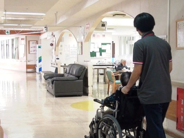 車椅子の移動をサポートする廊下 廊下 広々とした廊下では、車椅子の利用者が安心して移動できます。自然光が差し込み、明るい雰囲気です。