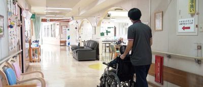 車椅子の移動をサポートする廊下