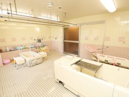 明るく清潔な浴室