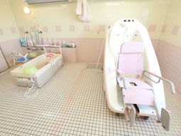 特殊浴槽の清潔な浴室
