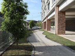 建物と緑の中庭