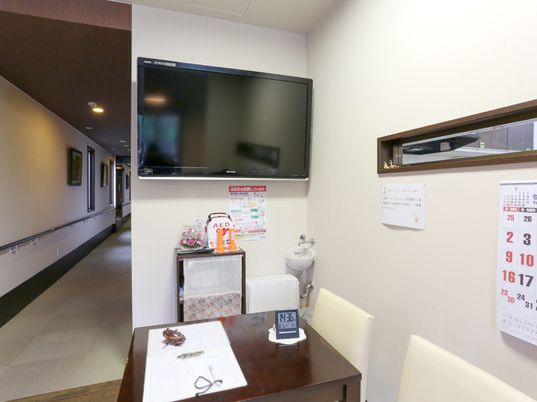 廊下に設置されたテレビ
