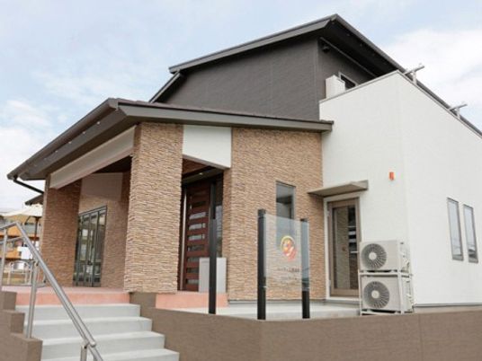 モダンな建物のエントランス