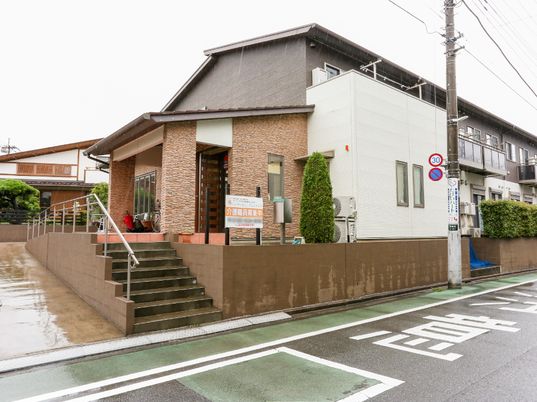 施設の外観と看板