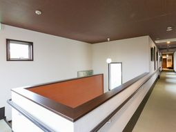 清潔な廊下と窓