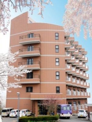 桜並木のある建物外観