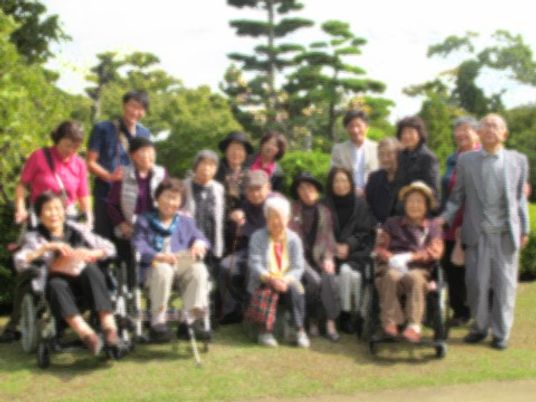 中庭で楽しむ集合