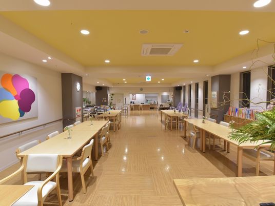 明るい食堂の内観