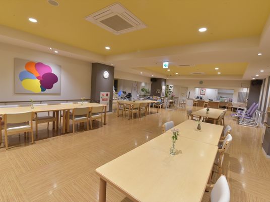 広々とした明るい食堂