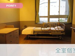 居室のベッドと窓辺  
