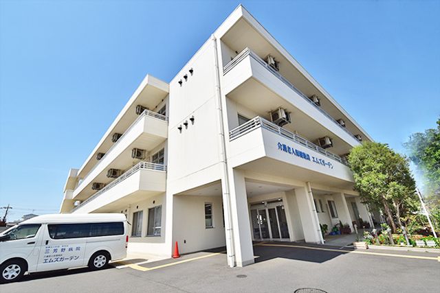 白い建物の外観