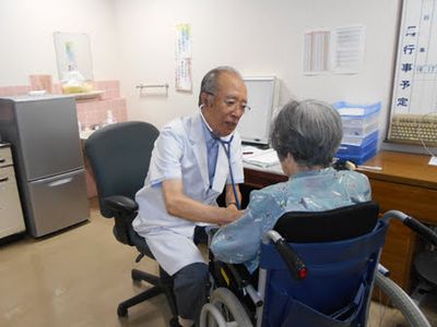 診察中の医師と利用者
