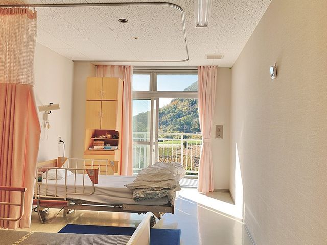 明るい光が差し込む居室 居室 自然光がたっぷり入る快適な居室です。ベッドと収納があり、居心地の良い空間です。