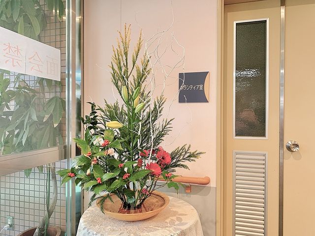 落ち着いた空間エントランス エントランス 華やかな生け花が飾られた落ち着いた雰囲気のエントランスです。