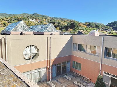 空が広がる施設の庭