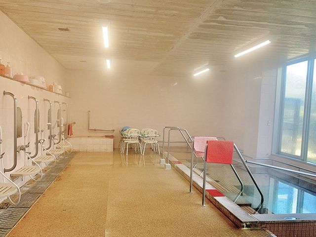 浴室の様子 浴室 広々とした浴室は明るく、清潔感があります。手すりがあり安全に配慮された設計です。