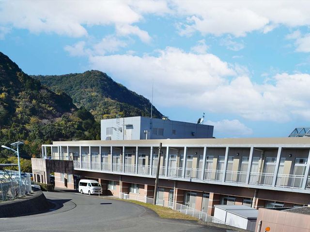 施設の外観 外観 緑豊かな環境に囲まれた施設です。落ち着いた雰囲気で働きやすい場所です。