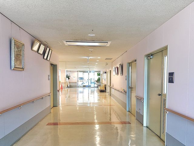 明るい廊下 廊下 自然光が差し込む、広々とした明るい廊下です。手すりが設置され、安全に配慮した設計になっています。