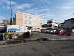 外観の建物と駐車場