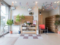 玄関ロビーの明るい空間