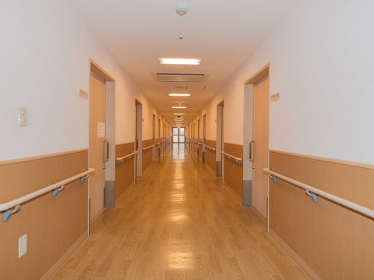 手すり付きの明るい廊下