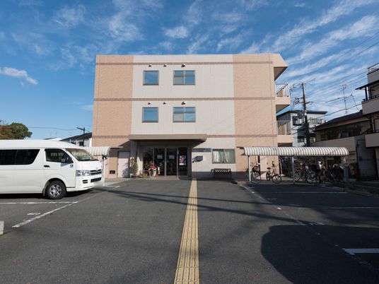 明るい建物の外観