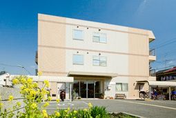 明るい建物のエントランス