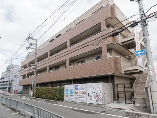 茶色の建物の外観 