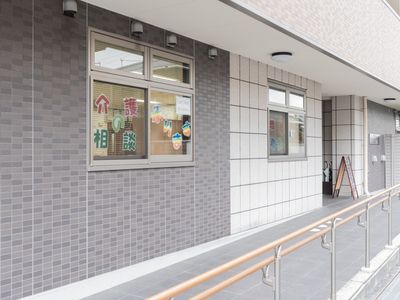エントランスの明るい外観