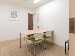 シンプルな居室の様子