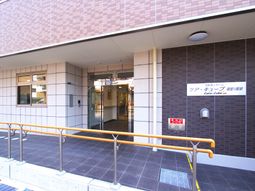 エントランスの明るい風景