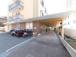 広々とした明るいエントランス