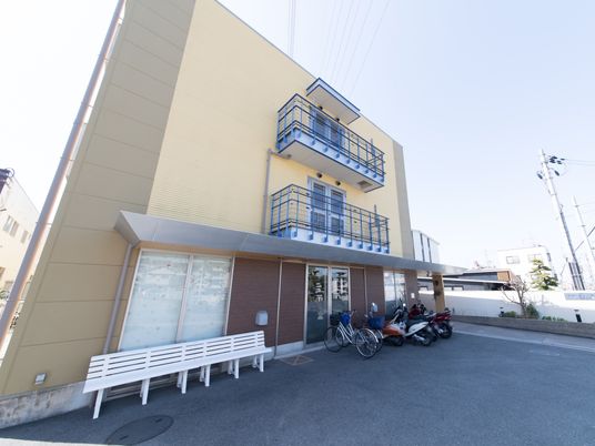 黄色い壁の建物エントランス