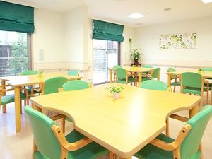 清潔感のある食堂での勤務