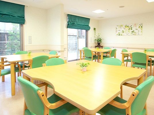 清潔感のある食堂での勤務