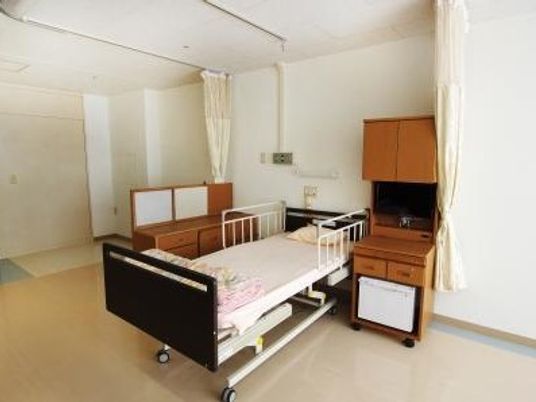 明るい個室の居室  