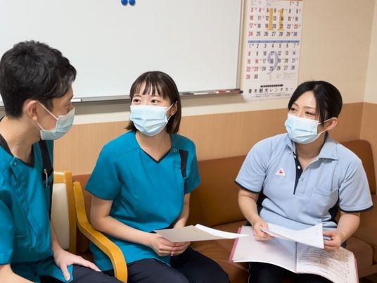 職員が話す休憩室  