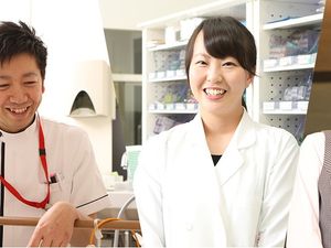 スタッフが並ぶ室内の一角  