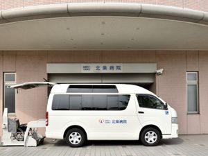 送迎車のある正面玄関  