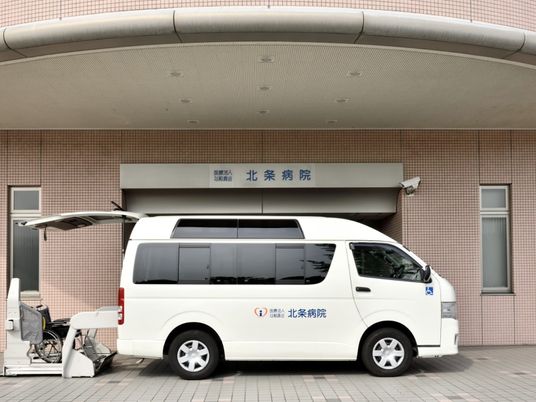 送迎車のある正面玄関  