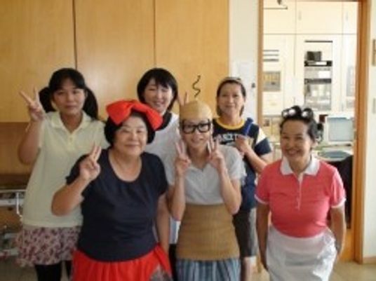 笑顔の利用者が集う廊下  