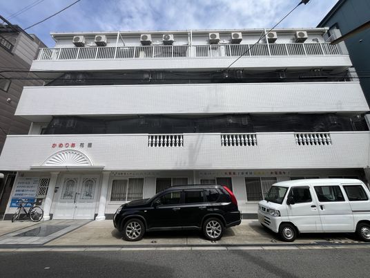 白い建物の外観