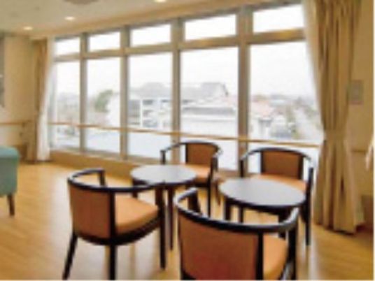 明るい共有ラウンジの光景