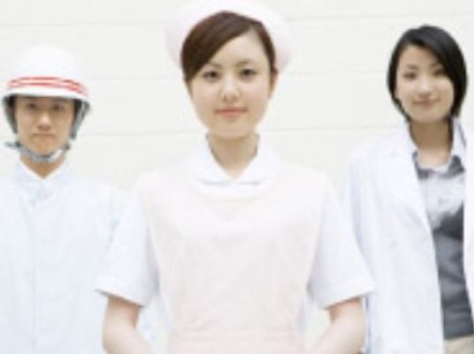 スタッフ3人立つ様子