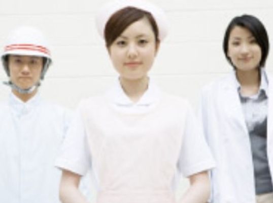 スタッフ3人立つ様子